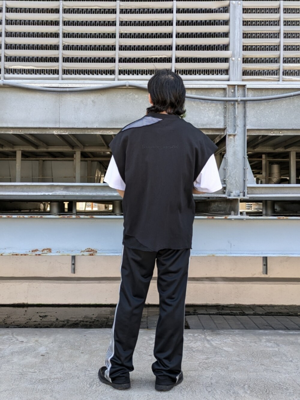 ホワイト系のTシャツ/カットソー、ブラック系のタンクトップ、ブラック系のタンクトップを着用したメンズの夏コーディネートの2枚目の写真