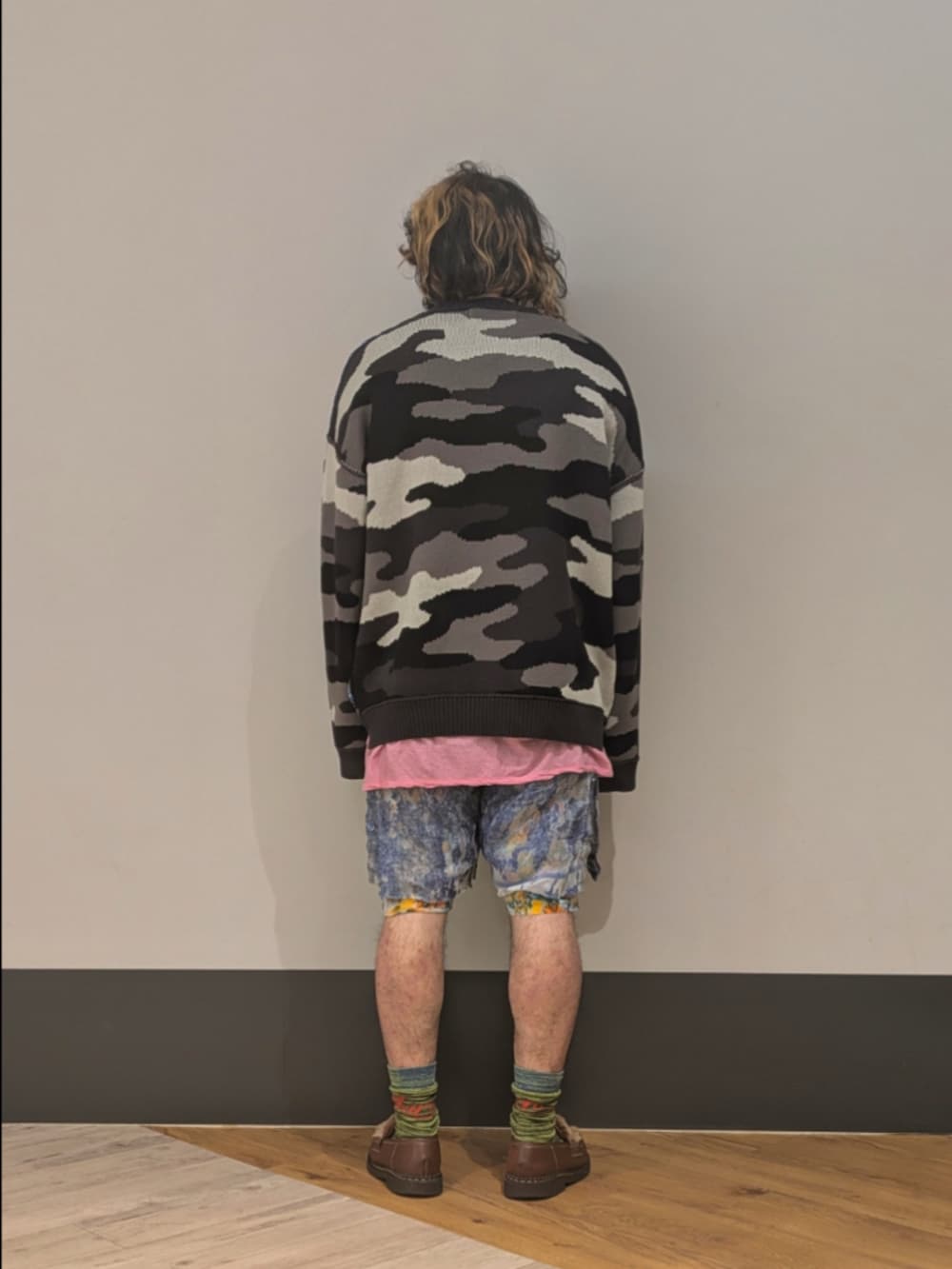 ブルー系のニット/セーターを着用したメンズの秋コーディネートの2枚目の写真