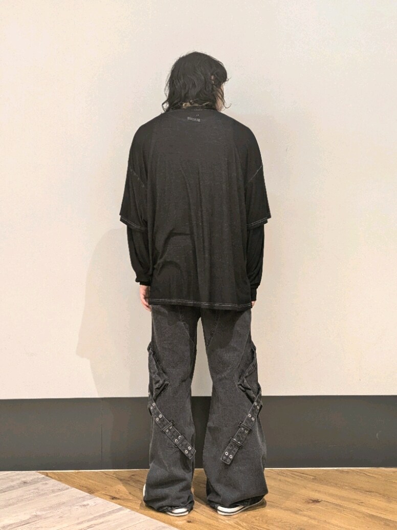 レッド系のTシャツ/カットソー、グレー系のカーゴパンツを着用したメンズの秋コーディネートの2枚目の写真