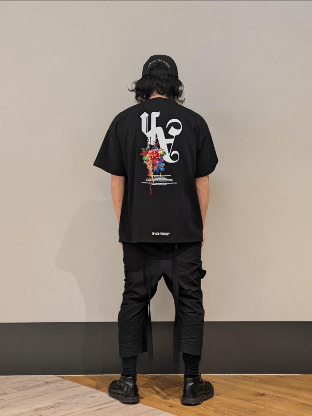 ブラック系のTシャツ/カットソー、ブラック系のTシャツ/カットソー、ブラック系のキャップを着用したメンズの夏コーディネートの2枚目の写真