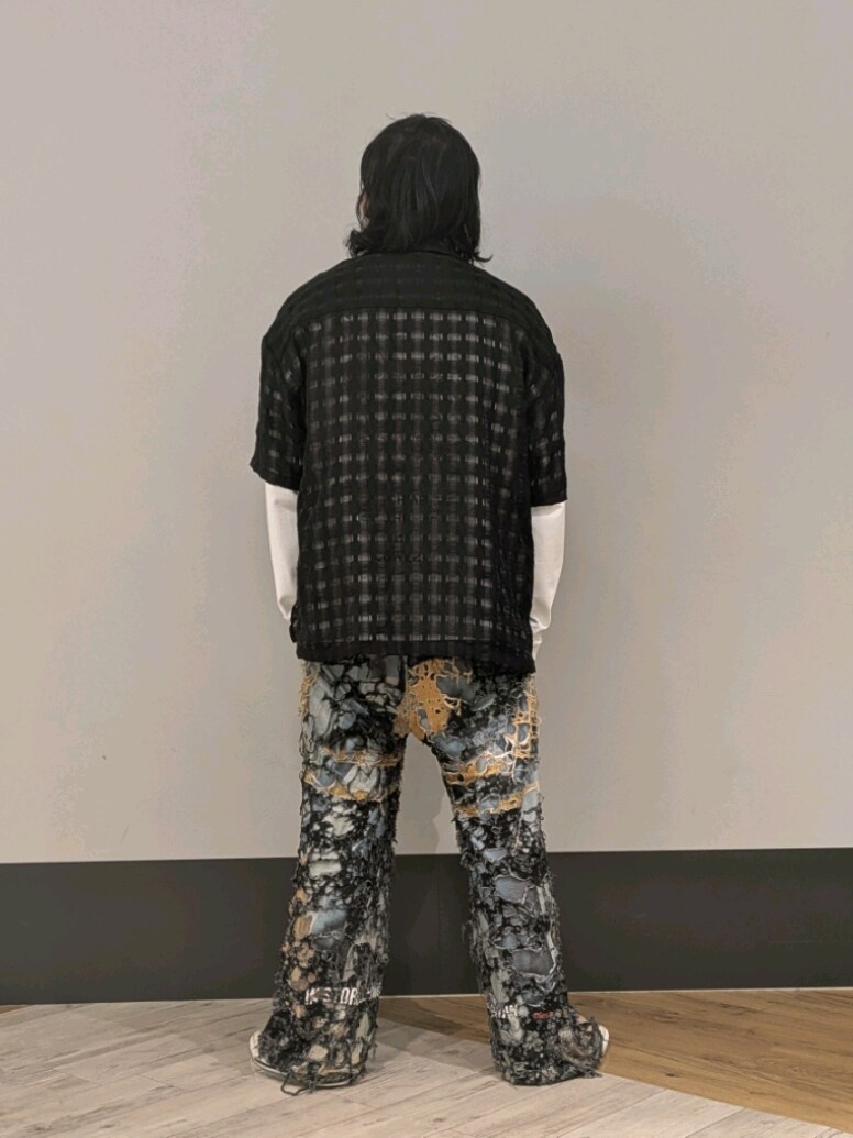 ホワイト系のTシャツ/カットソー、ブラック系のシャツ/ブラウスを着用したメンズの春コーディネートの2枚目の写真