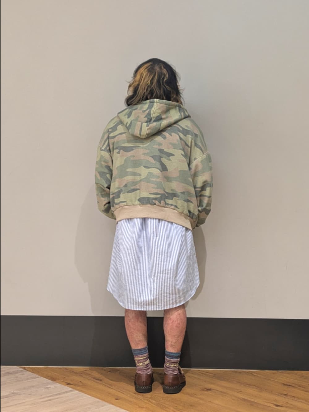 その他のパーカーを着用したメンズの秋コーディネートの2枚目の写真