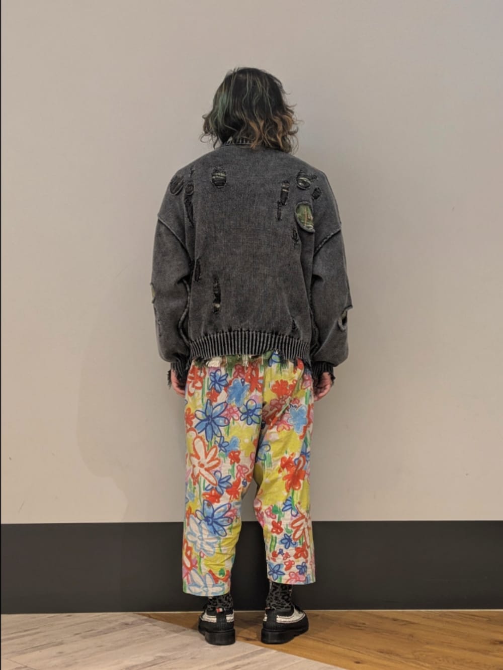 ブラック系のカーディガン/ボレロを着用したメンズの冬コーディネートの2枚目の写真