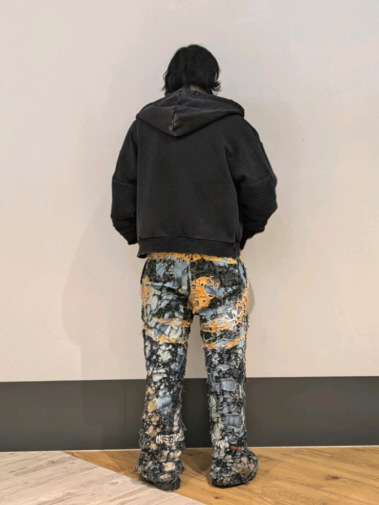 グレー系のパーカー、ベージュ系のTシャツ/カットソーを着用したメンズの冬コーディネートの2枚目の写真