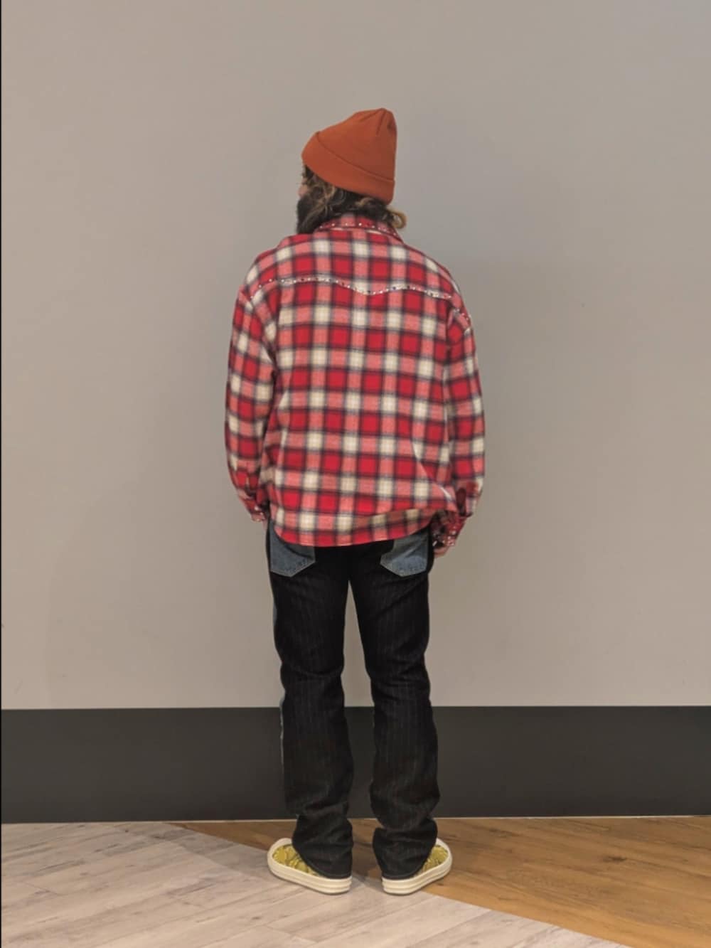 レッド系のシャツ/ブラウスを着用したメンズの秋コーディネートの2枚目の写真