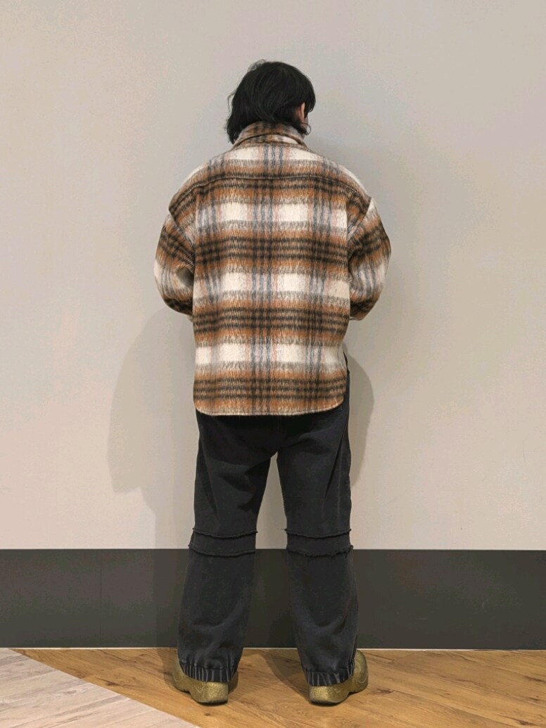 グレー系のスウェットパンツ、ブラウン系のシャツ/ブラウスを着用したメンズの冬コーディネートの2枚目の写真
