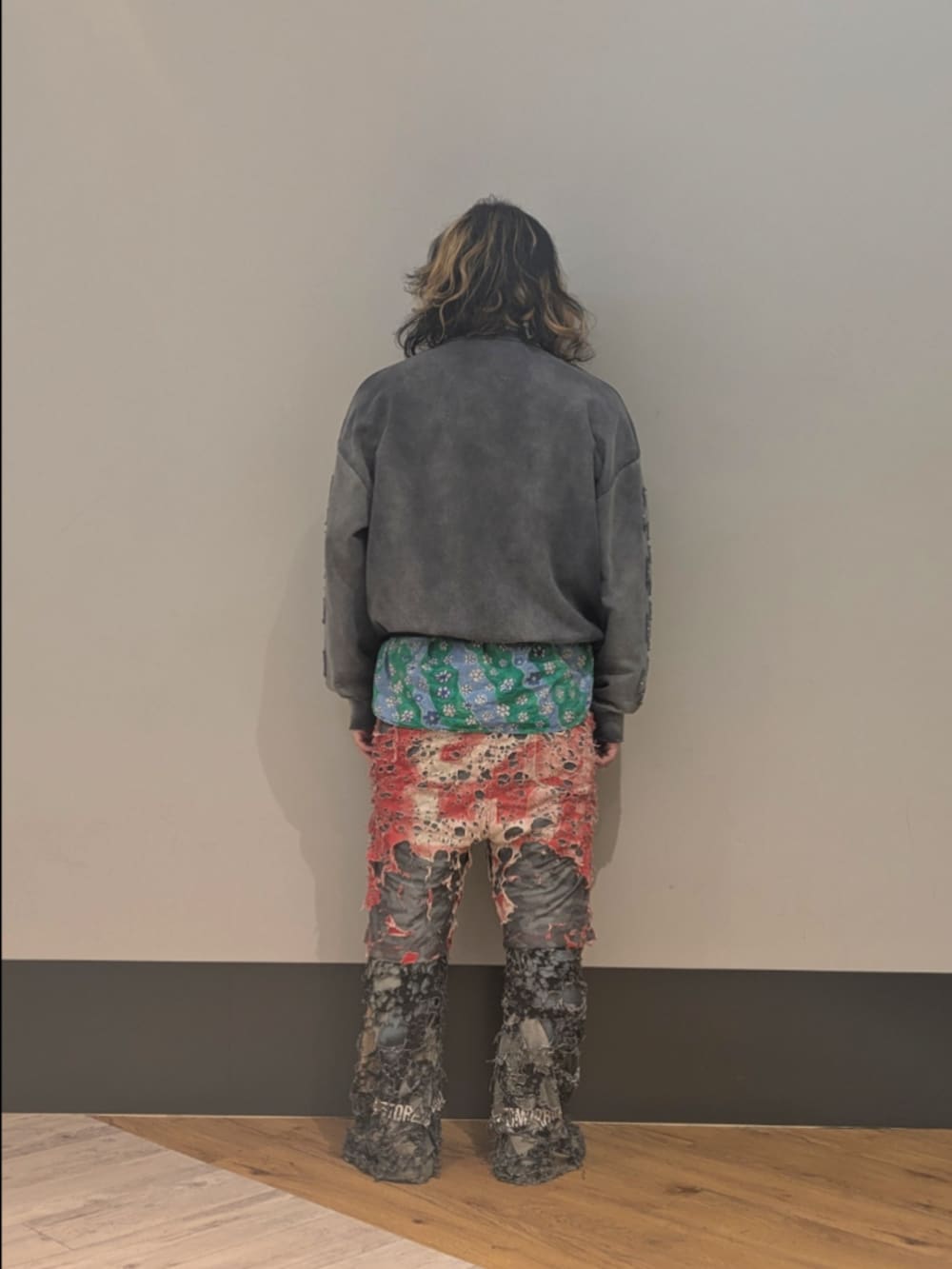 ブラック系のスウェットを着用したメンズの冬コーディネートの2枚目の写真