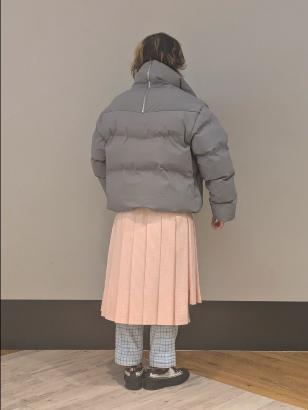 グレー系のブルゾンを着用したメンズの秋コーディネートの3枚目の写真