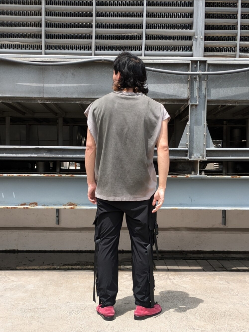 グレー系のタンクトップ、ブラック系のカーゴパンツ、ブラック系のカーゴパンツを着用したメンズの夏コーディネートの2枚目の写真