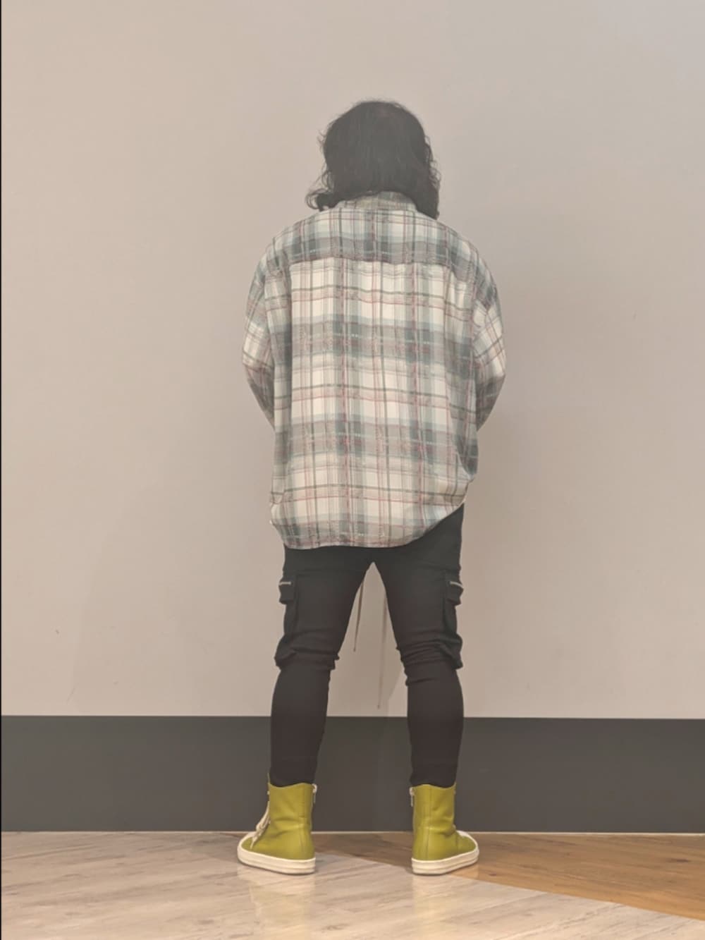 ブラック系のカーゴパンツを着用したメンズの夏コーディネートの2枚目の写真