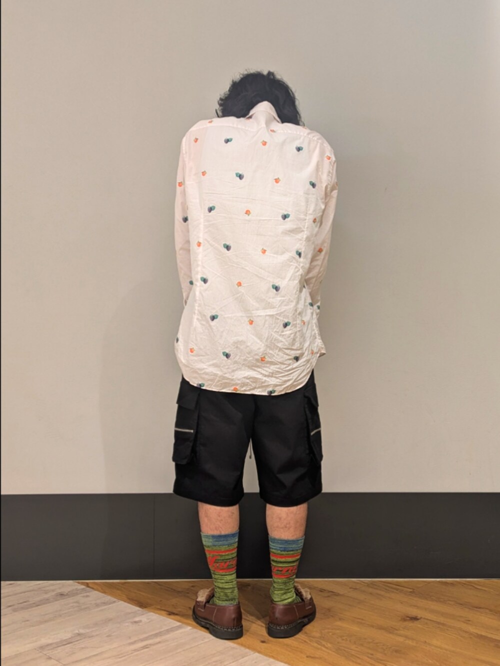 ブラック系のカーゴパンツを着用したメンズの夏コーディネートの2枚目の写真