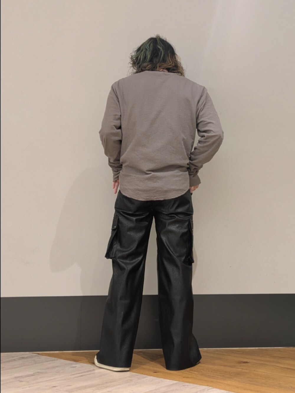 ブラック系のカーゴパンツを着用したメンズの冬コーディネートの2枚目の写真