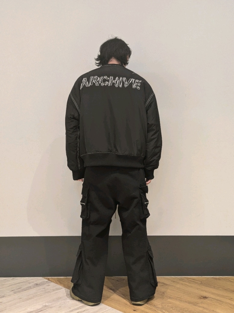 ブラック系のMA-1、ブラック系のカーゴパンツを着用したメンズの冬コーディネートの2枚目の写真