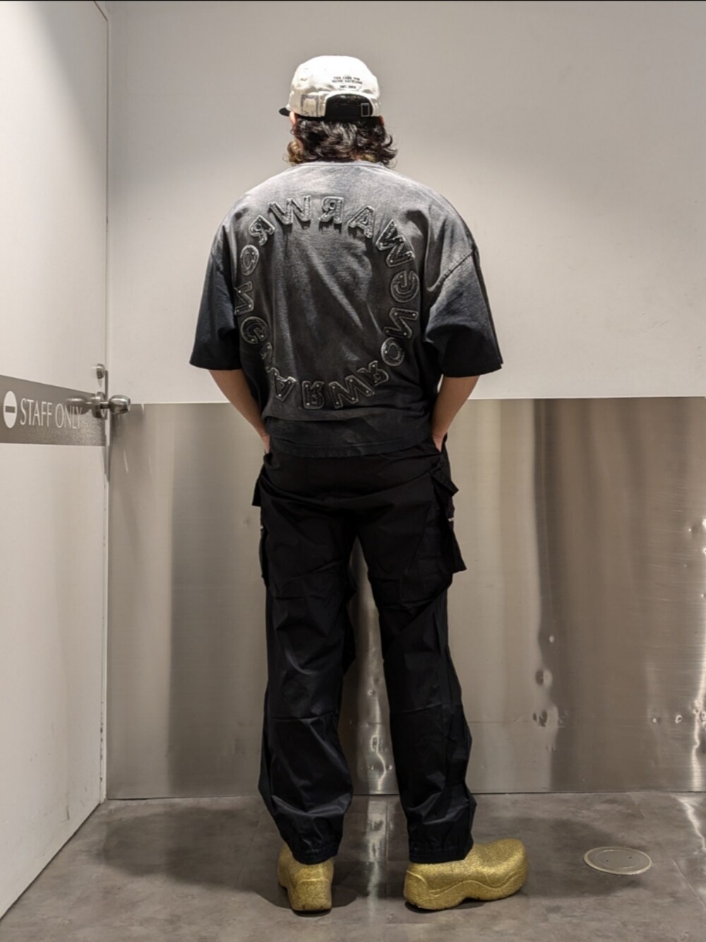 ブラック系のTシャツ/カットソー、ブラック系のTシャツ/カットソー、ブラック系のカーゴパンツを着用したメンズの春コーディネートの2枚目の写真