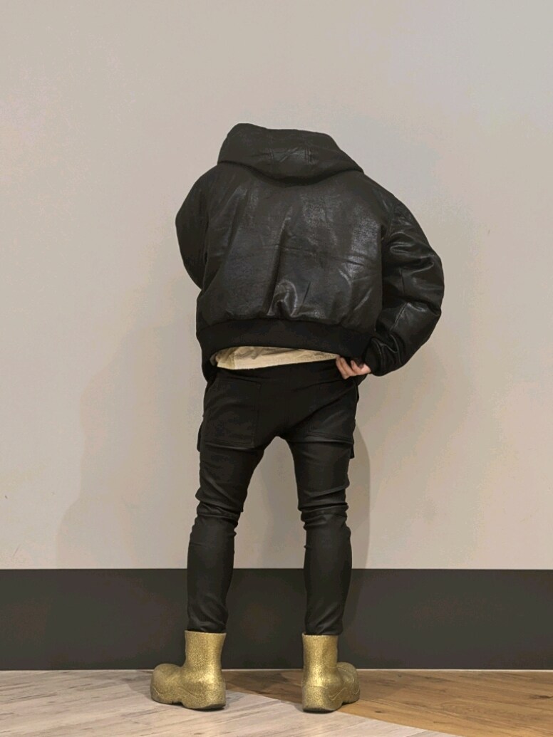 ブラック系のブルゾン、ブラック系のその他パンツを着用したメンズの冬コーディネートの2枚目の写真