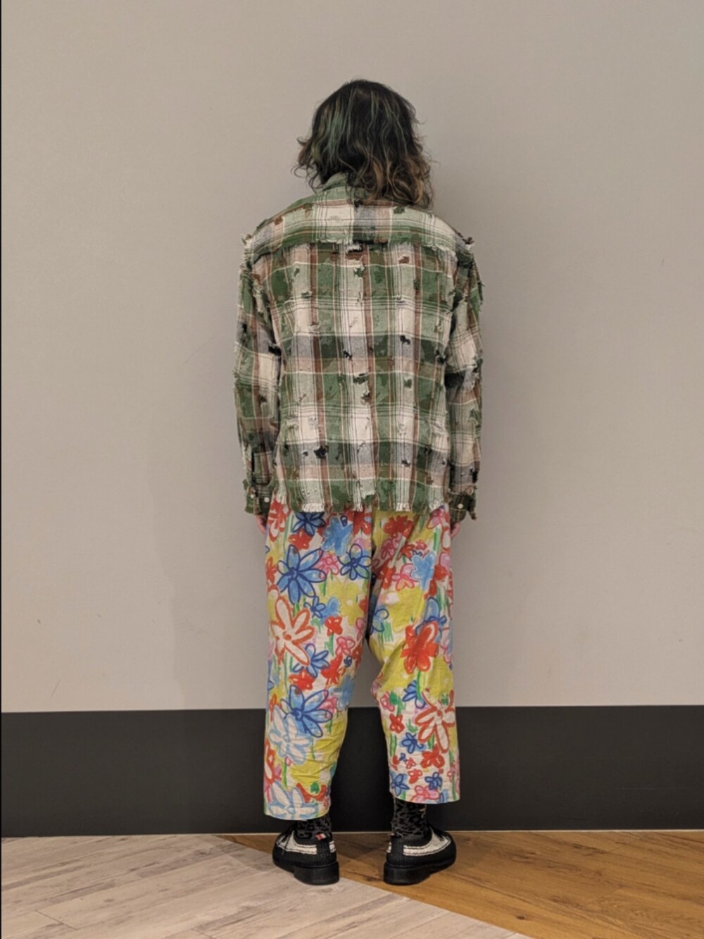 グリーン系のシャツ/ブラウスを着用したメンズの冬コーディネートの2枚目の写真