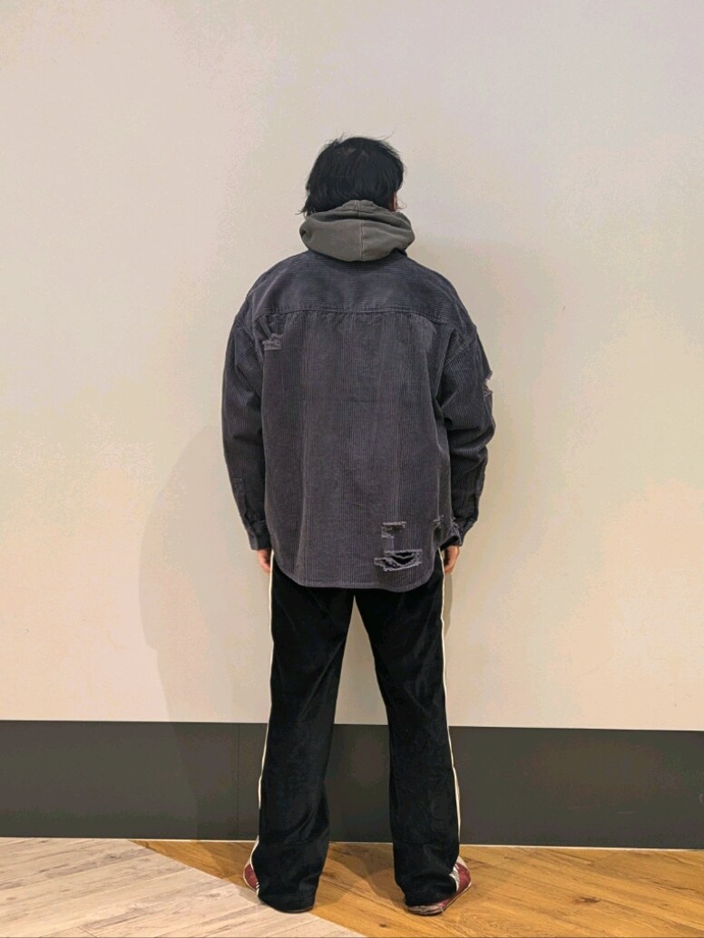 ブルー系のシャツ/ブラウス、ブラック系のパンツ、グレー系のパーカーを着用したメンズの秋コーディネートの2枚目の写真