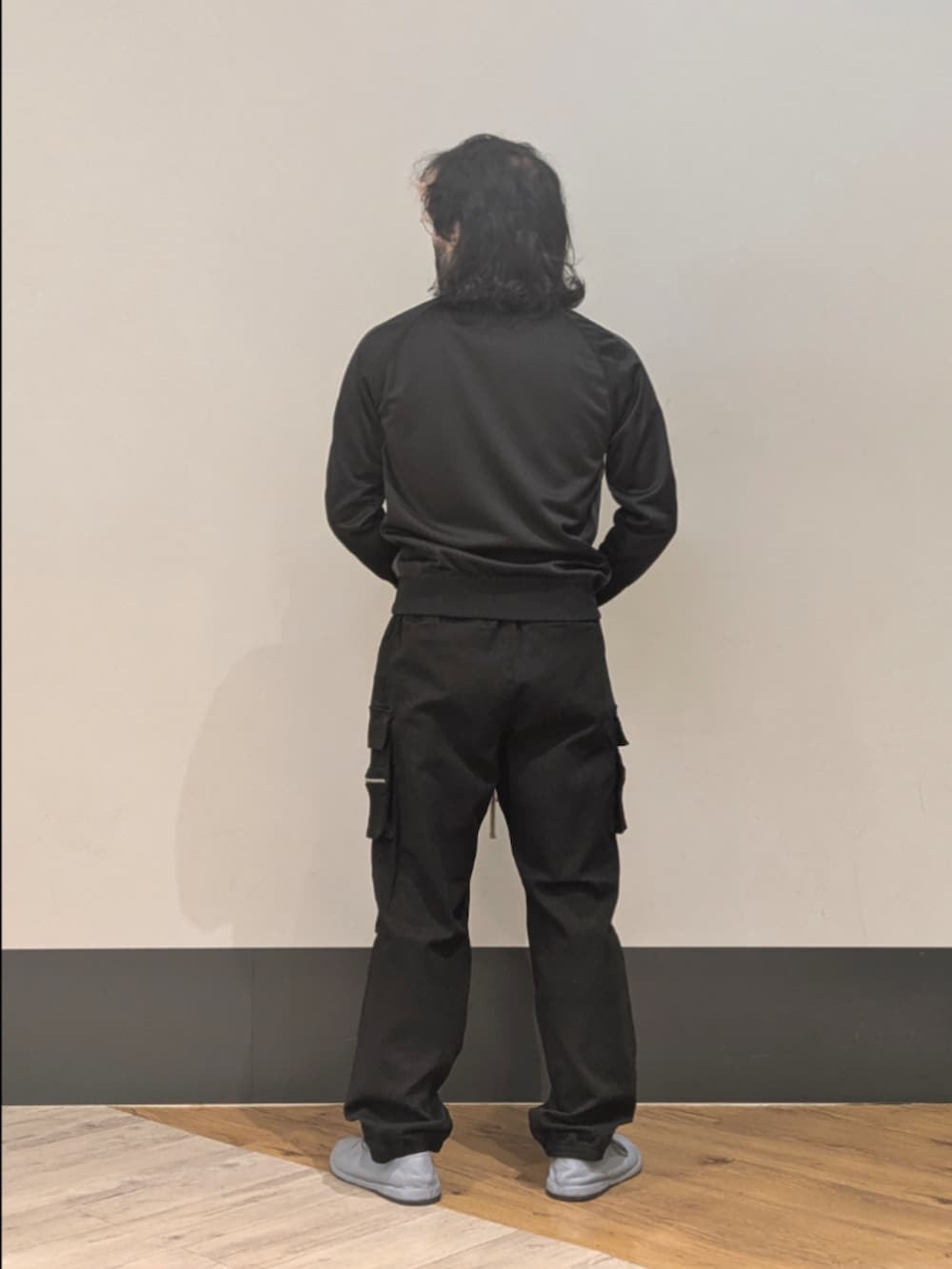 ブラック系のブルゾン、ブラック系のその他パンツを着用したメンズの夏コーディネートの2枚目の写真