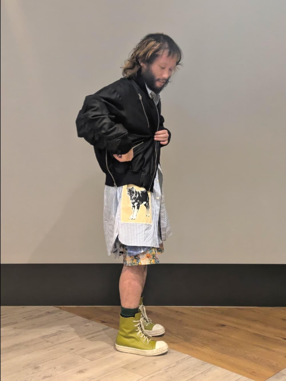 ブラック系のMA-1を着用したメンズの秋コーディネートの2枚目の写真