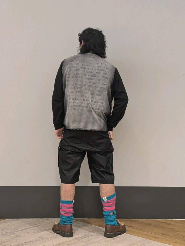 ブラック系のTシャツ/カットソー、ブラック系のカーゴパンツを着用したメンズの夏コーディネートの2枚目の写真