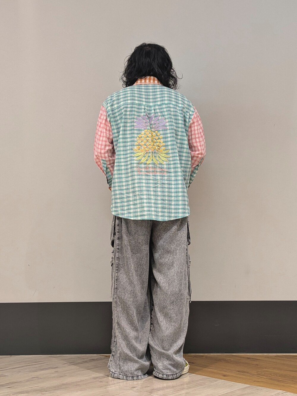 グレー系のカーゴパンツを着用したメンズの夏コーディネートの2枚目の写真