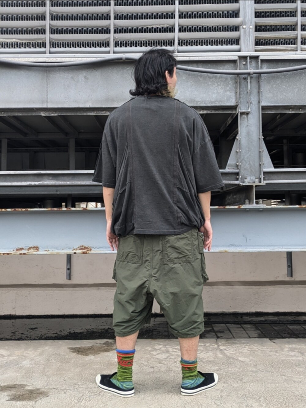 グレー系のTシャツ/カットソー、グリーン系のカーゴパンツ、グレー系のTシャツ/カットソーを着用したメンズの夏コーディネートの2枚目の写真