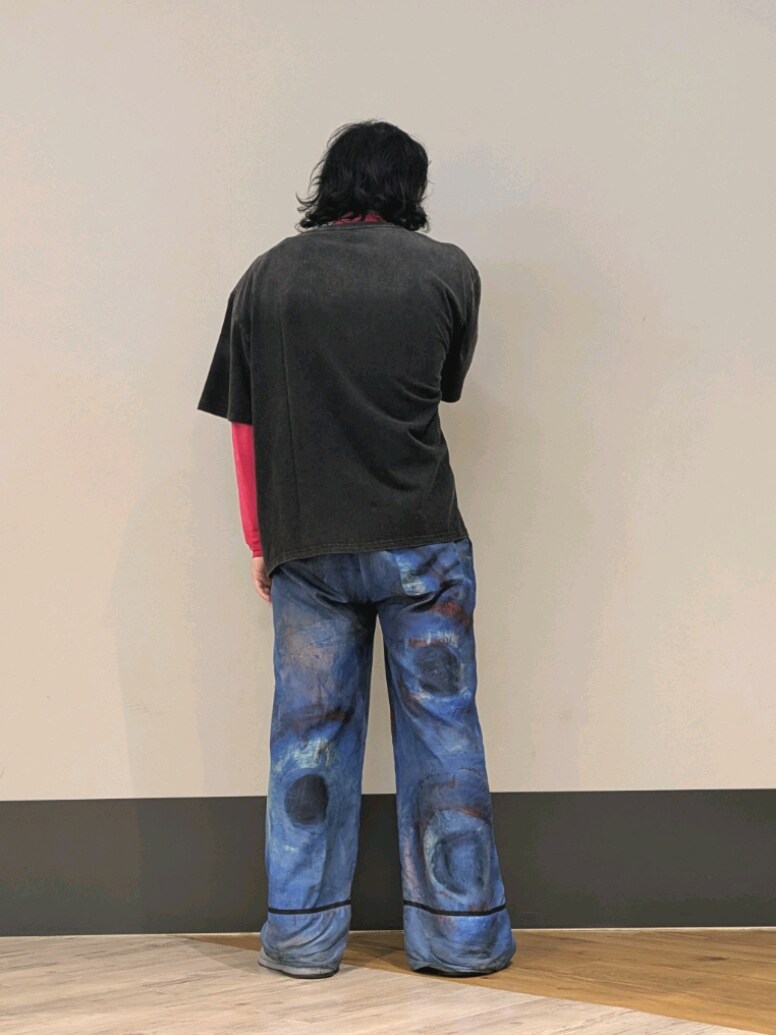 ブラック系のTシャツ/カットソーを着用したメンズの夏コーディネートの2枚目の写真