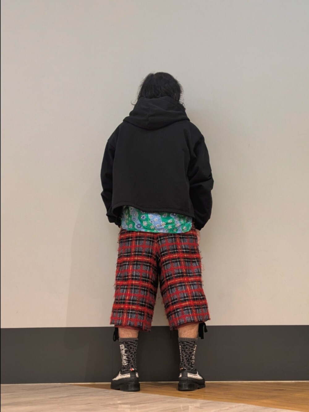 ブラック系のパーカーを着用したメンズの秋コーディネートの2枚目の写真