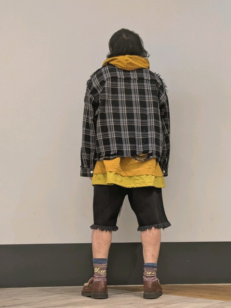 グレー系のシャツ/ブラウス、ブラック系のデニムパンツを着用したメンズの春コーディネートの2枚目の写真