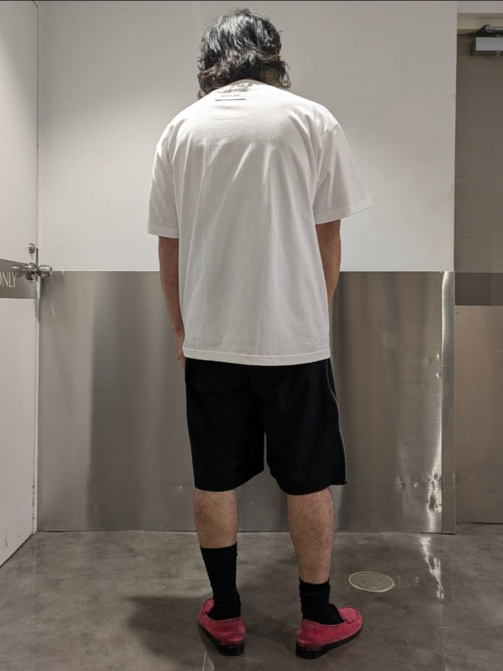 ホワイト系のTシャツ/カットソー、ブラック系のその他パンツ、ホワイト系のTシャツ/カットソーを着用したメンズの夏コーディネートの2枚目の写真