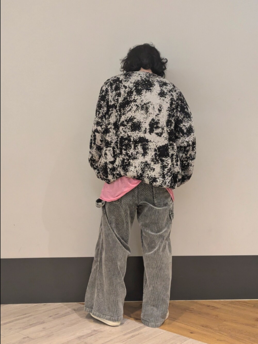 ブラック系のその他パンツを着用したメンズの秋コーディネートの2枚目の写真