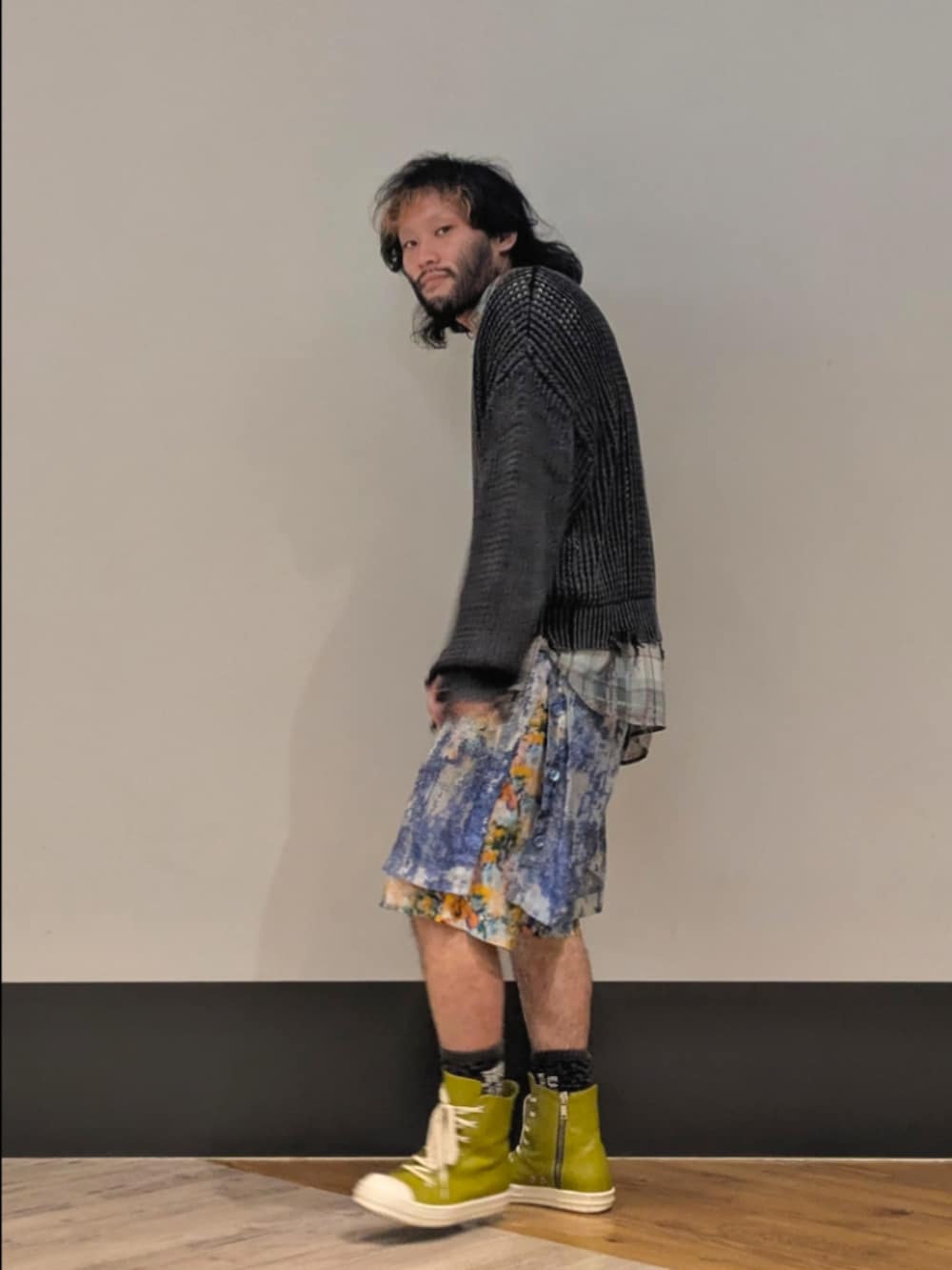 ブラック系のニット/セーターを着用したメンズの夏コーディネートの3枚目の写真