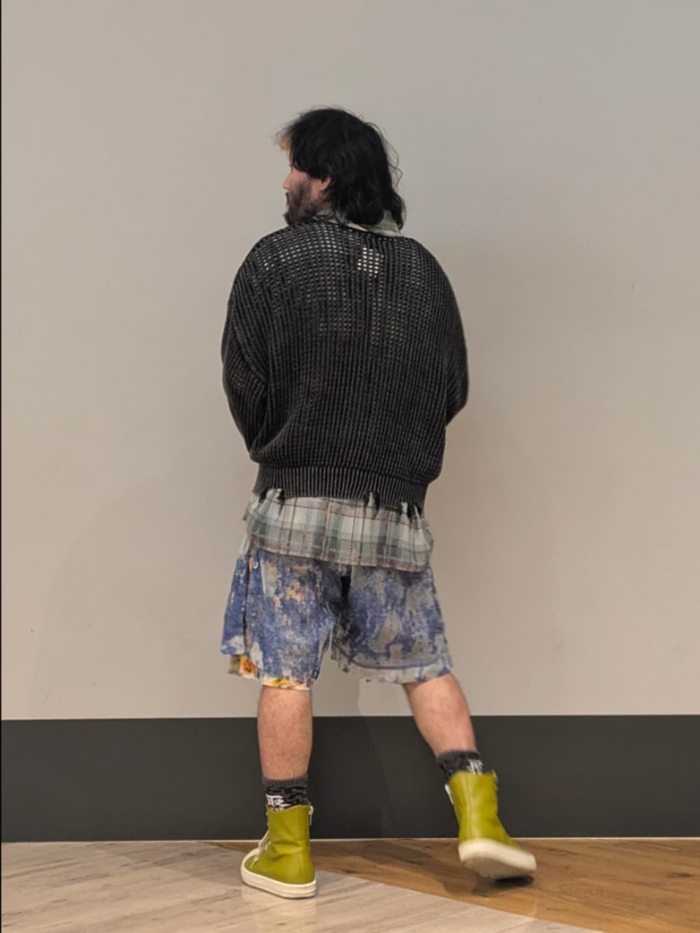 ブラック系のニット/セーターを着用したメンズの夏コーディネートの2枚目の写真