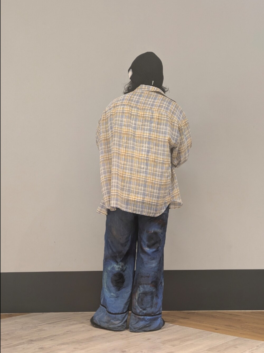 ブルー系のシャツ/ブラウスを着用したメンズの夏コーディネートの2枚目の写真