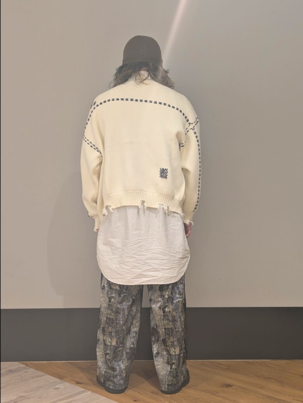 ホワイト系のカーディガン/ボレロを着用したメンズの冬コーディネートの2枚目の写真