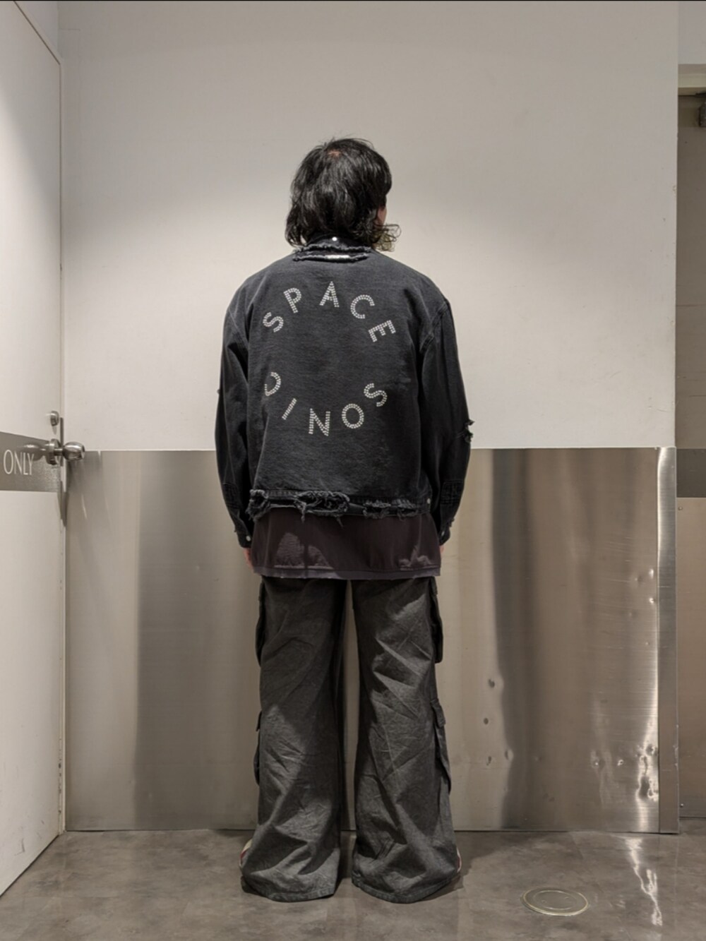 グレー系のデニムジャケット、グレー系のTシャツ/カットソー、ブラック系のカーゴパンツを着用したメンズの夏コーディネートの2枚目の写真