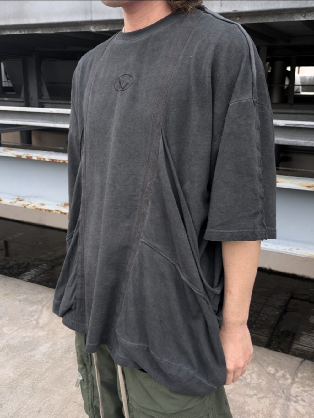 グレー系のTシャツ/カットソー、グリーン系のカーゴパンツ、グレー系のTシャツ/カットソーを着用したメンズの夏コーディネートの3枚目の写真