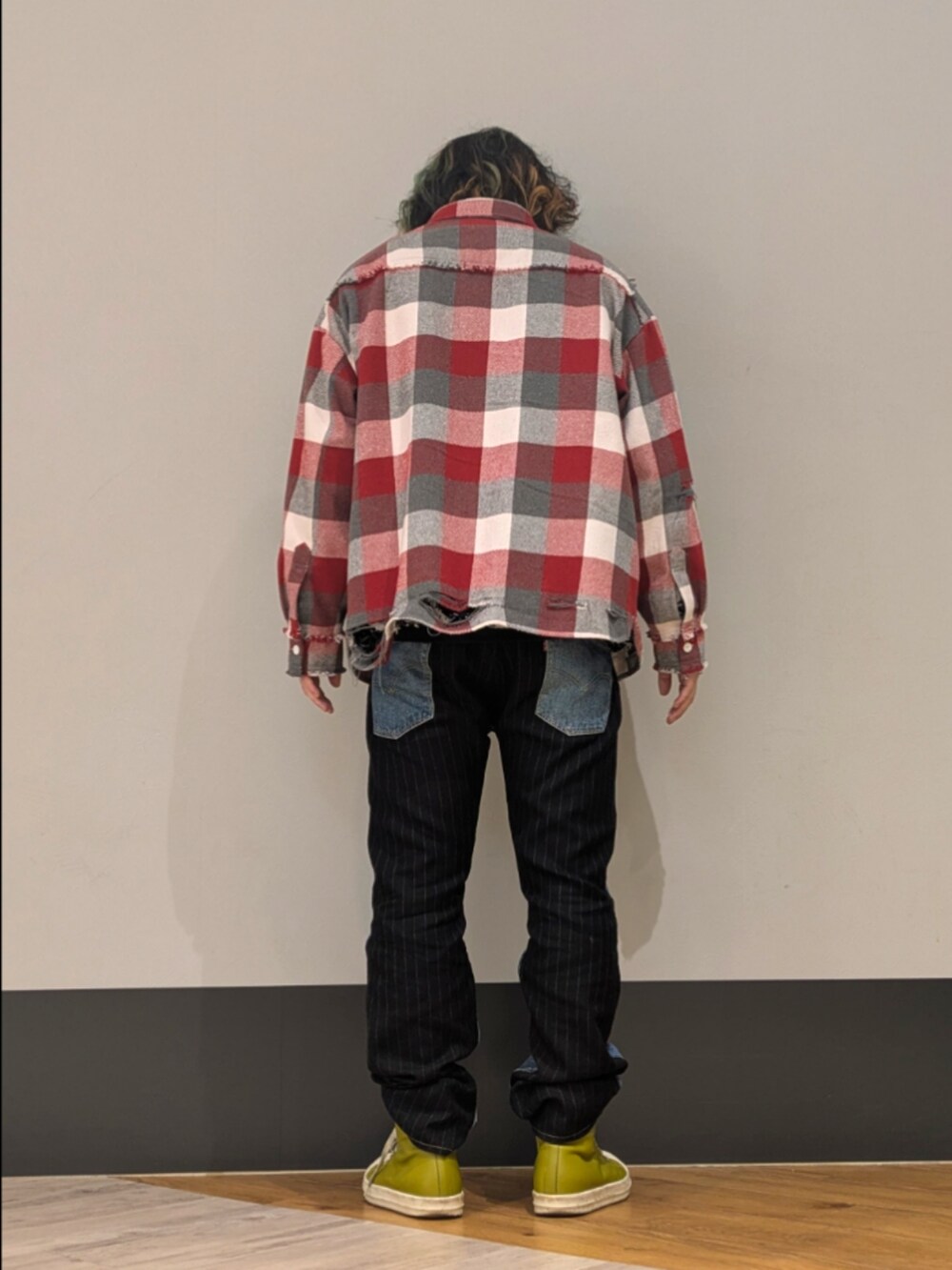 レッド系のシャツ/ブラウスを着用したメンズの冬コーディネートの2枚目の写真