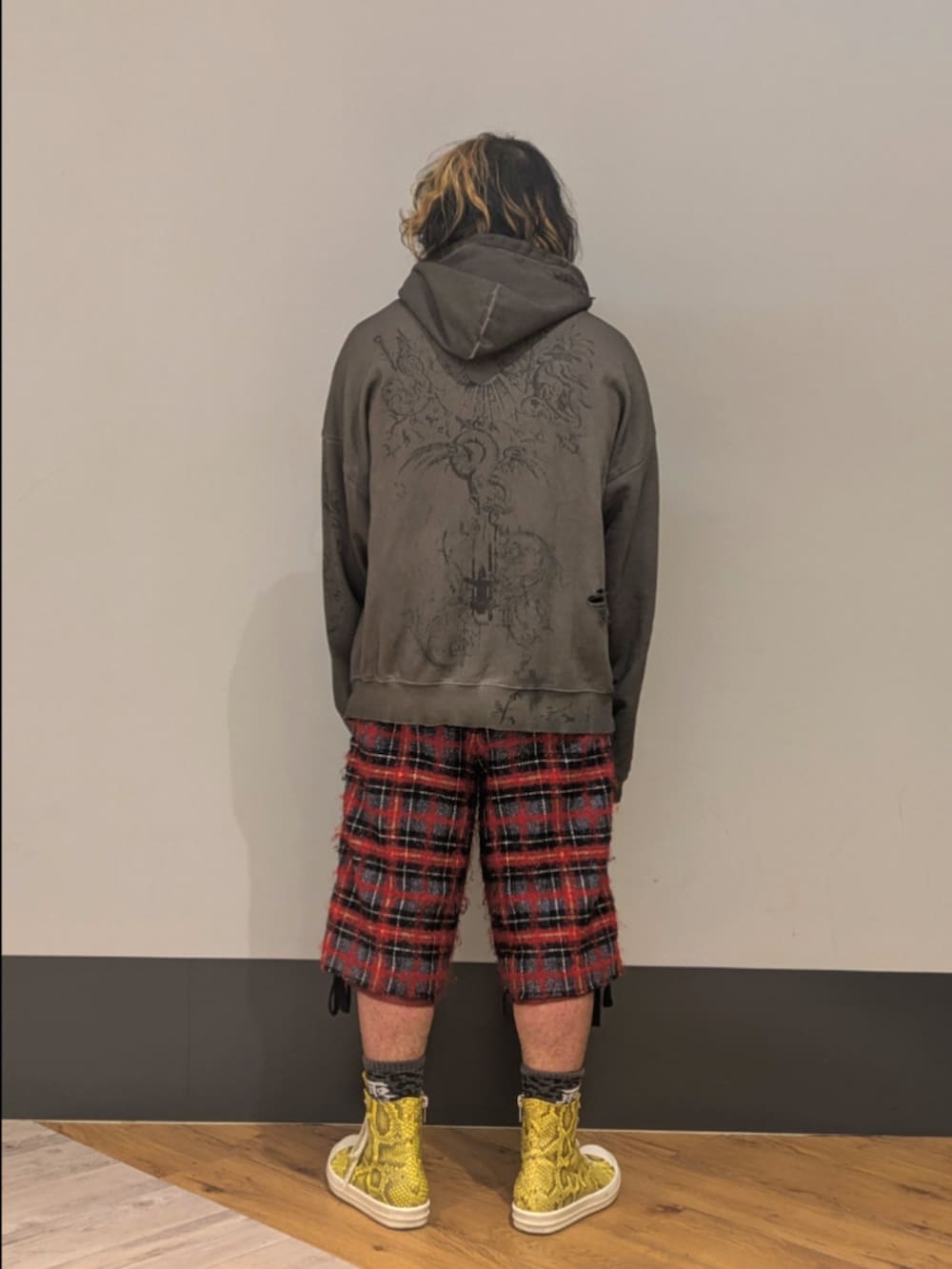 ベージュ系のパーカーを着用したメンズの冬コーディネートの2枚目の写真