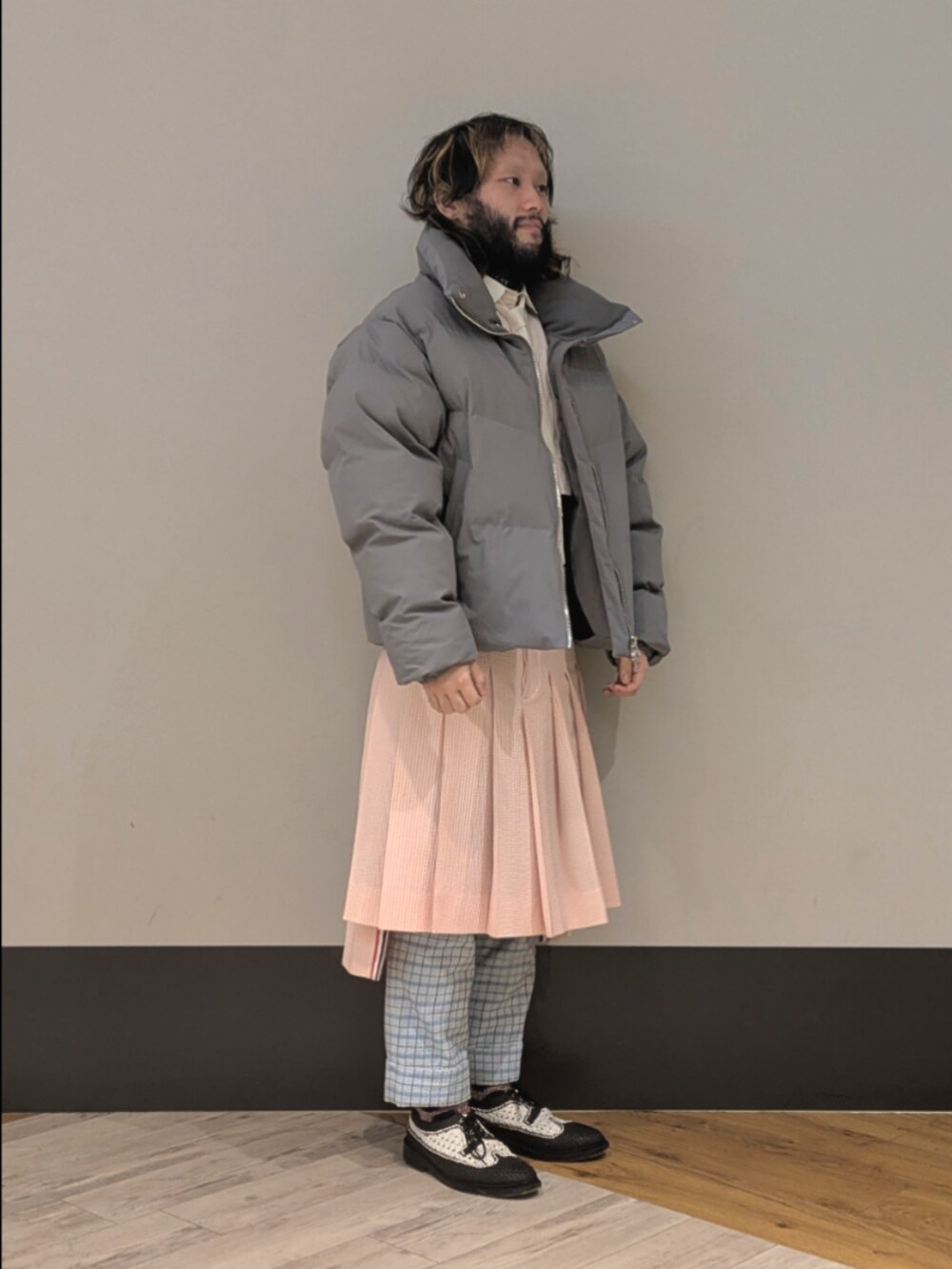 グレー系のブルゾンを着用したメンズの秋コーディネートの2枚目の写真