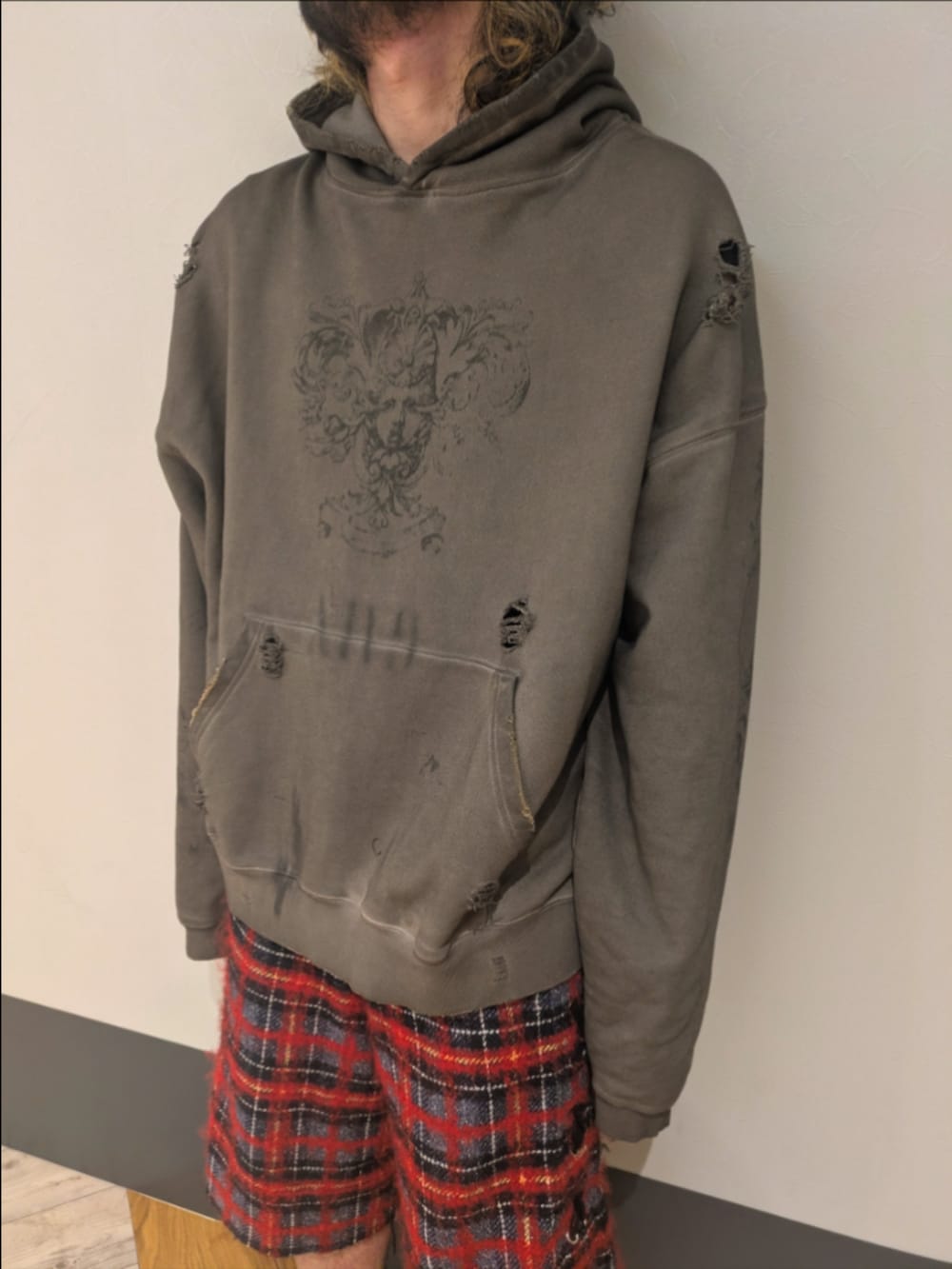 ベージュ系のパーカーを着用したメンズの冬コーディネートの3枚目の写真