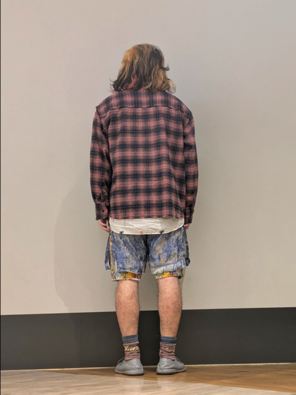 ピンク系のシャツ/ブラウスを着用したメンズの秋コーディネートの2枚目の写真