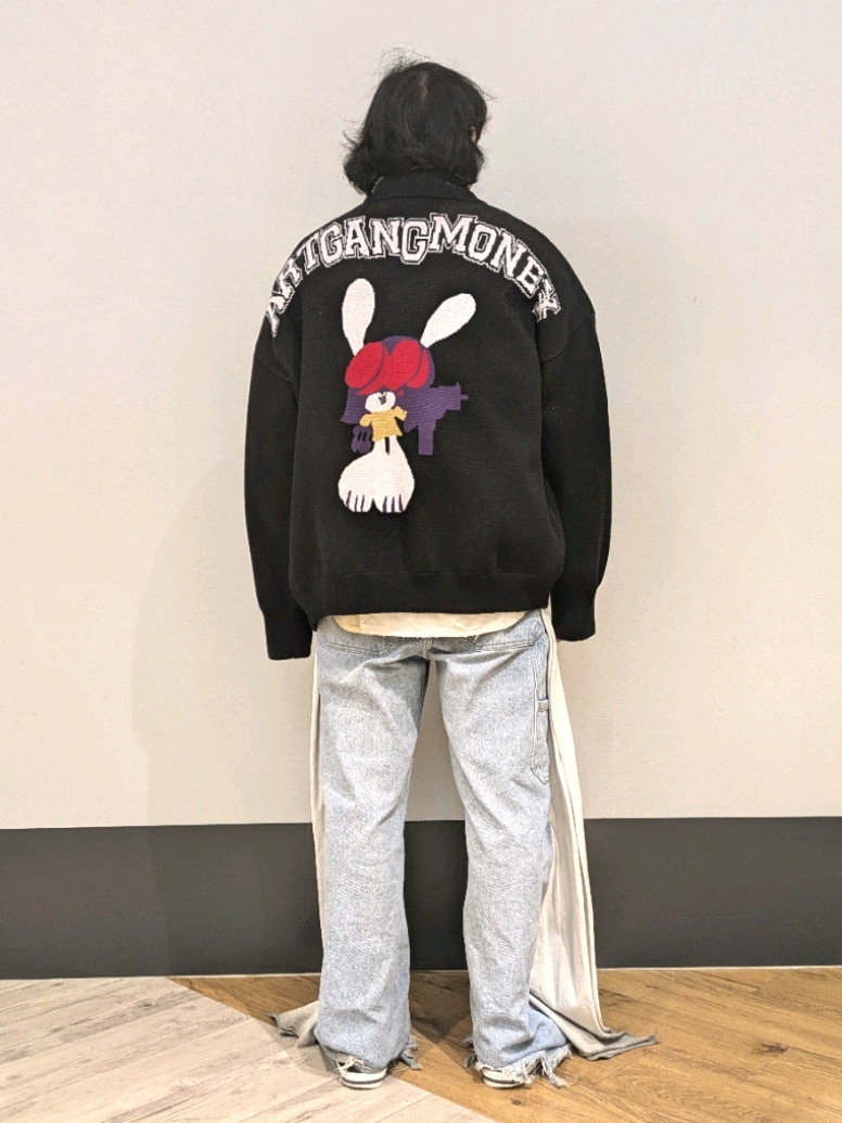 ブラック系のカーディガン/ボレロ、ブラック系のデニムジャケットを着用したメンズの冬コーディネートの2枚目の写真