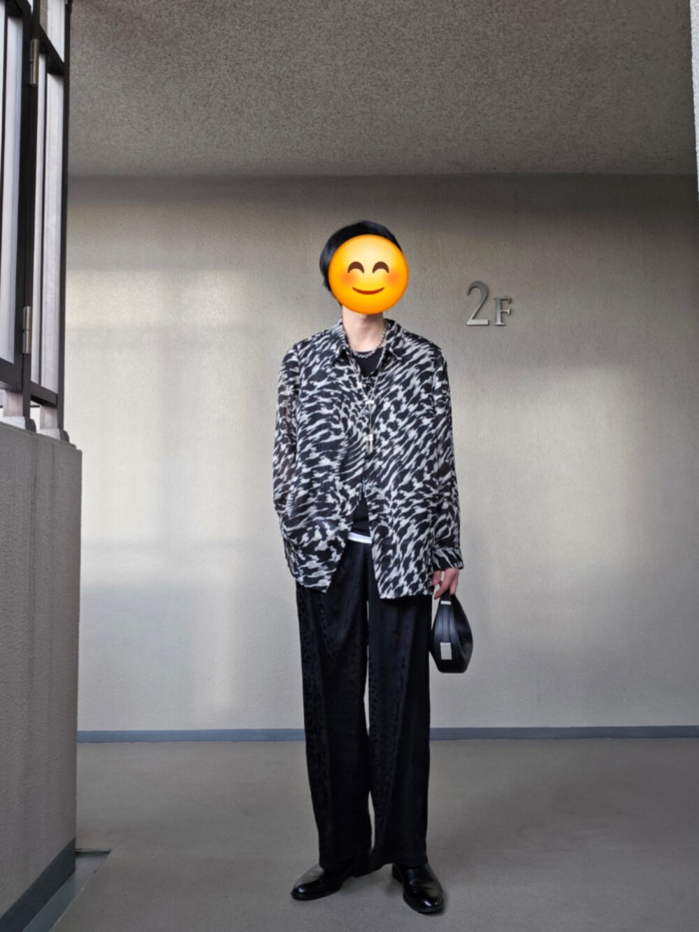 ブラック系のシャツ/ブラウス、ブラック系のタンクトップ、ブラック系のその他パンツを着用したメンズの夏コーディネートの2枚目の写真