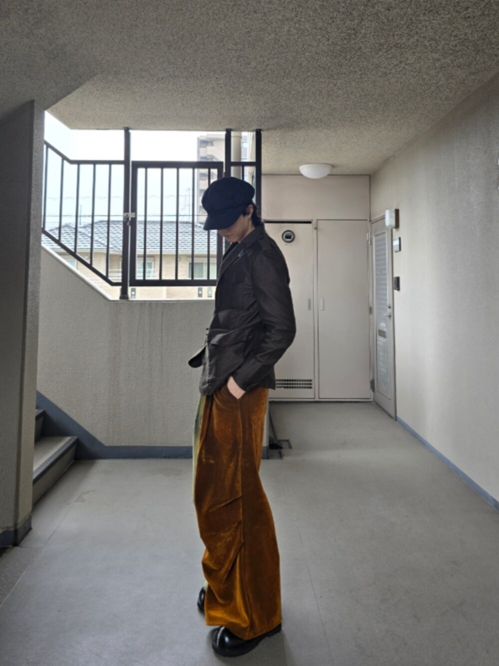 オレンジ系のその他パンツ、ブラック系のブーツ、その他のテーラードジャケットを着用したメンズの秋コーディネートの2枚目の写真