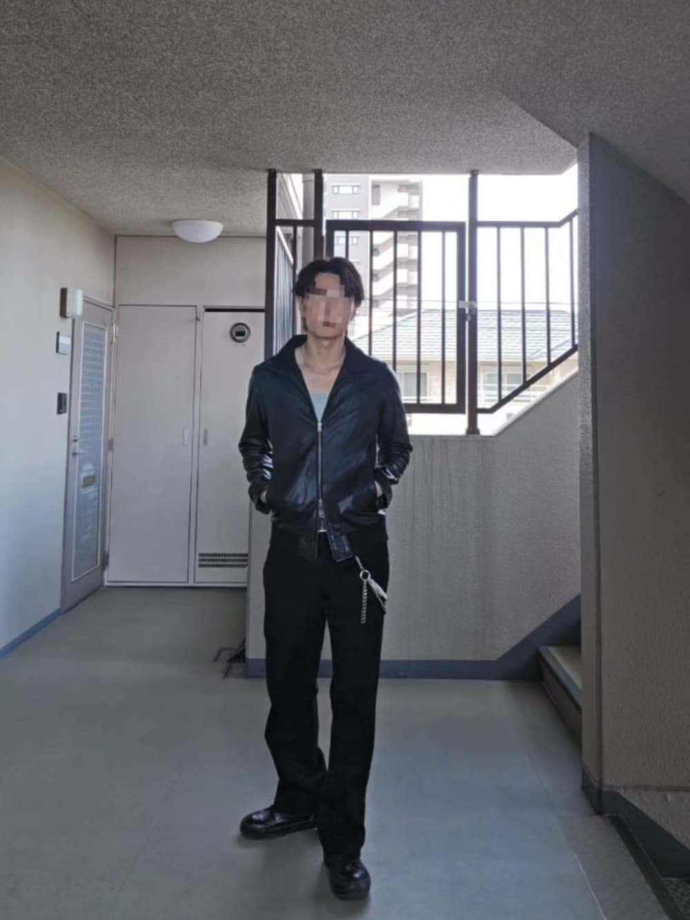 ブラック系のデニムパンツ、ブラック系のスニーカー、ブラック系のブルゾンを着用したメンズの春コーディネートの2枚目の写真