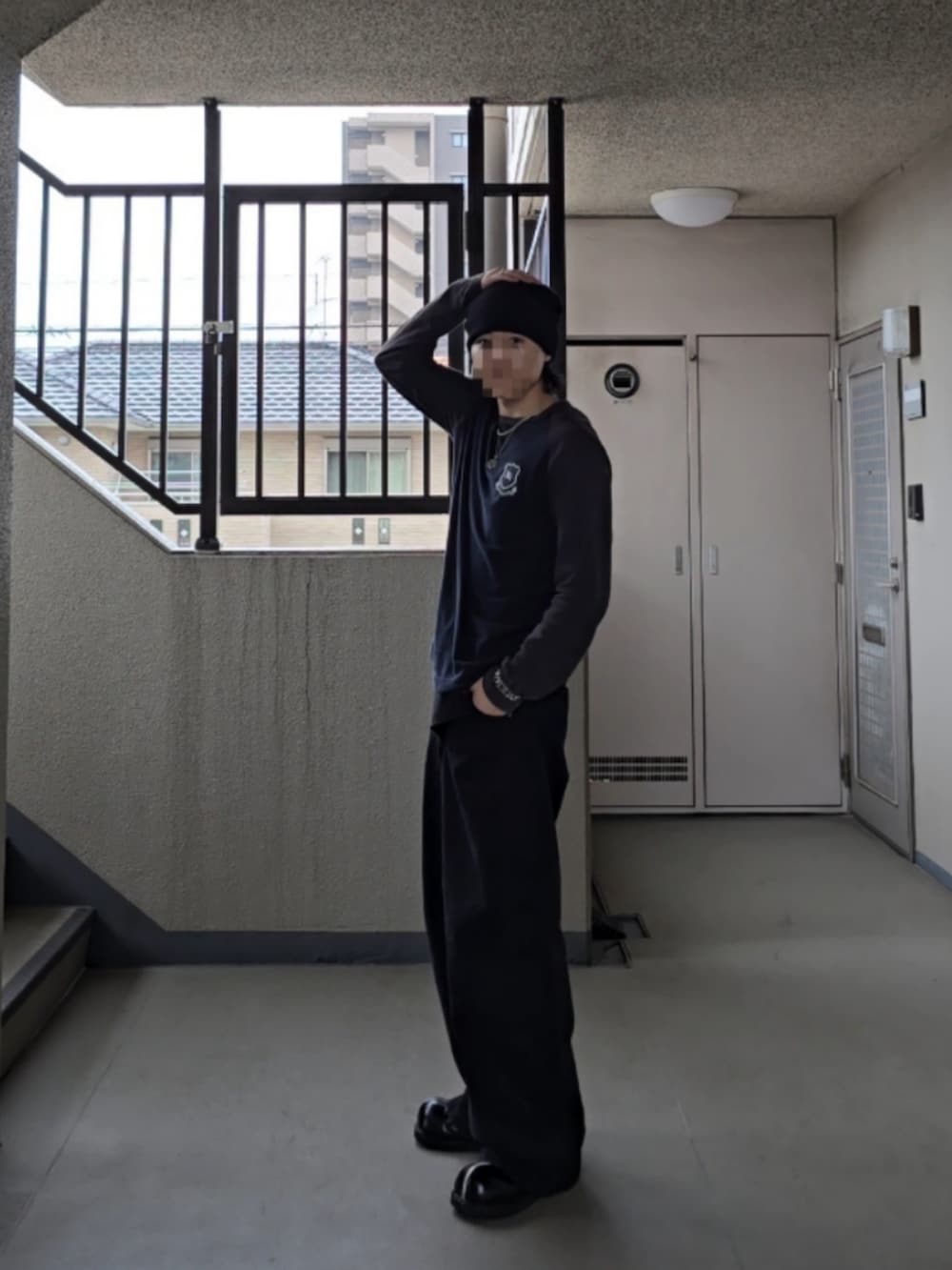 ブラック系のデニムパンツ、ブラック系のブーツ、その他のトップスを着用したメンズの秋コーディネートの2枚目の写真