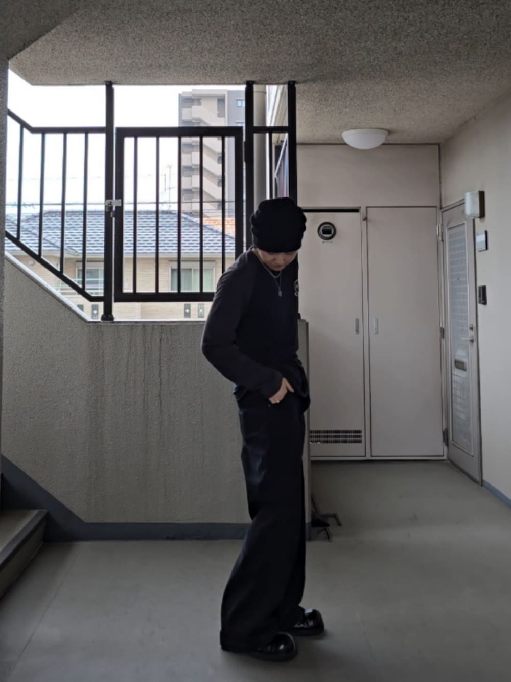 ブラック系のデニムパンツ、ブラック系のブーツ、その他のトップスを着用したメンズの秋コーディネートの4枚目の写真