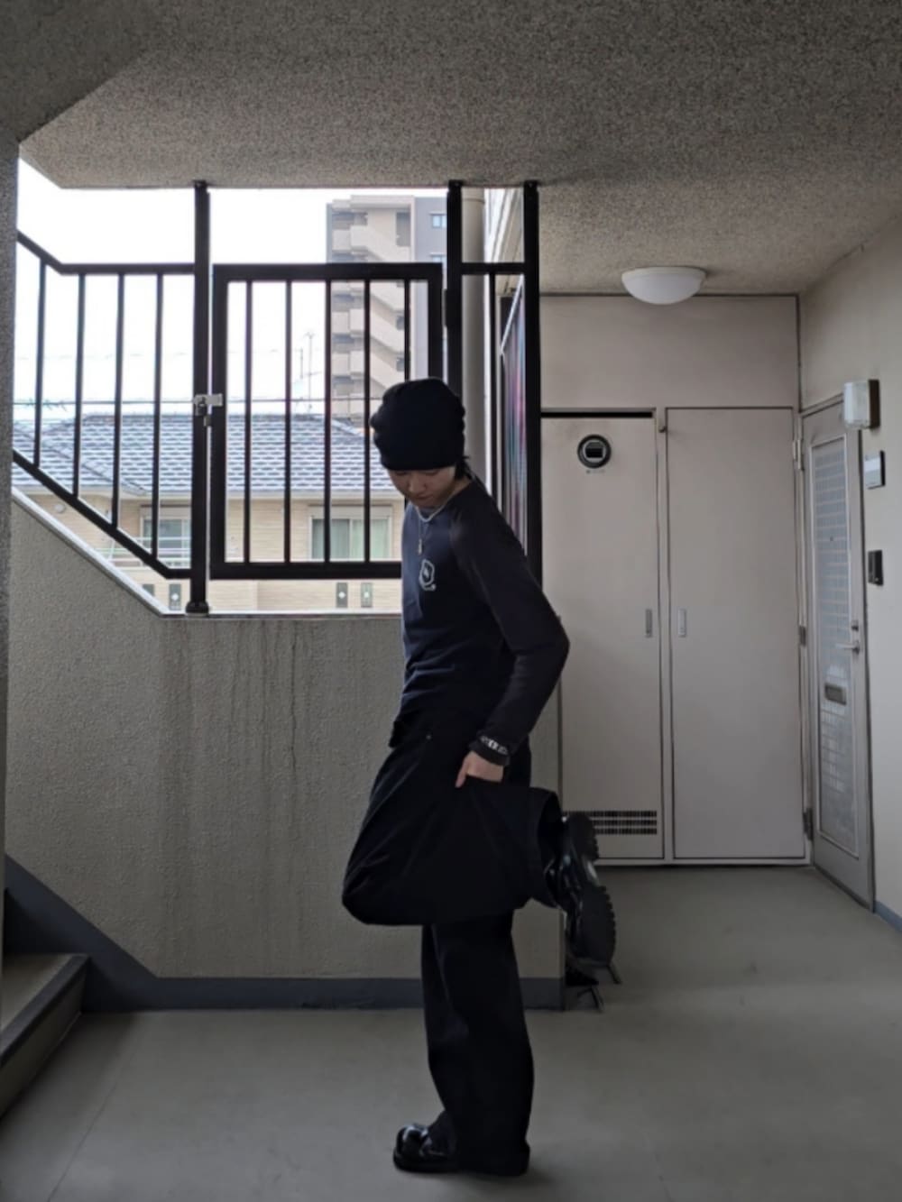 ブラック系のデニムパンツ、ブラック系のブーツ、その他のトップスを着用したメンズの秋コーディネートの3枚目の写真