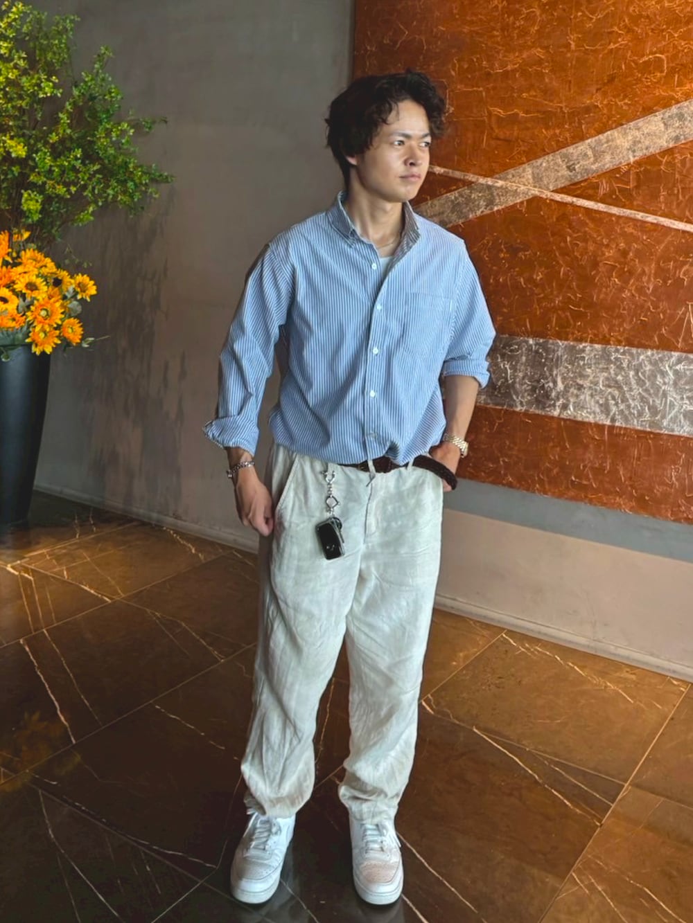 ホワイト系のその他パンツ、ブルー系のシャツ/ブラウス、ホワイト系のスニーカーを着用したメンズの夏コーディネートの2枚目の写真